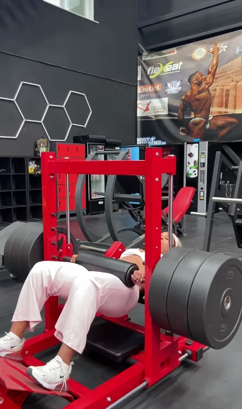 Máquina de prensa en la zona de piernas de Colliseum Gym